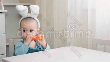 一个穿着白兔服的小女孩坐在桌子旁啃着胡萝卜